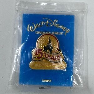 Vtg Walt Disney World 15 Years Anniversary Collector's Pin Cinderella's Castle